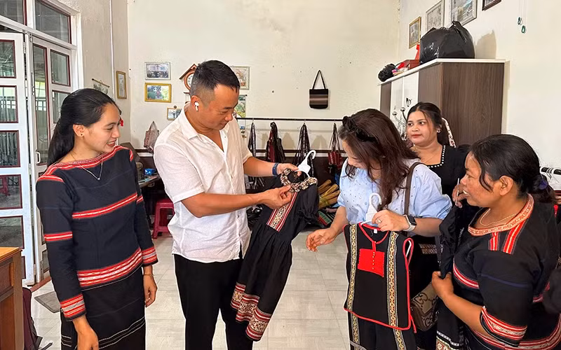 Tourists enjoy the traditional brocade weaving products of the club.