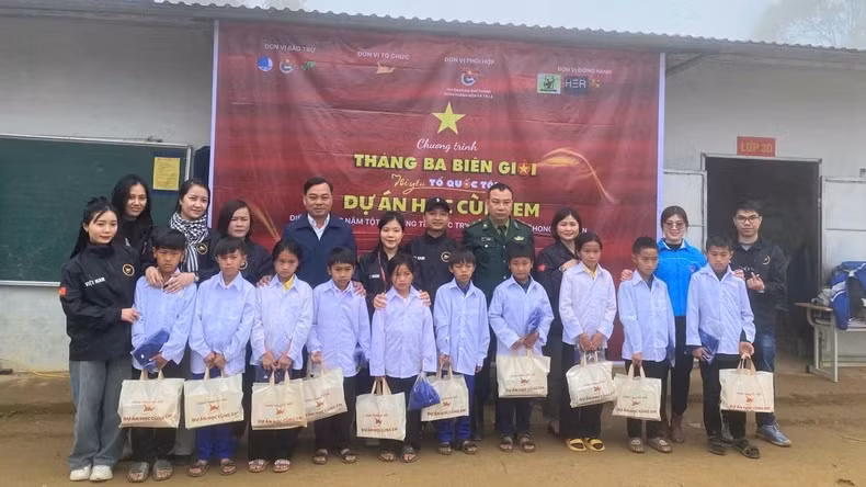 The Youth Union of Tri Le Border Guard Station, sponsors and related units presented many gifts to students at Nam Tot School - Tri Le 4 Primary School.
