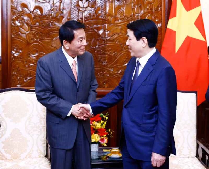 State President Luong Cuong (right) welcomes former Special Ambassador for Vietnam – Japan Sugi Ryotaro in Hanoi on March 20. (Photo: VNA)
