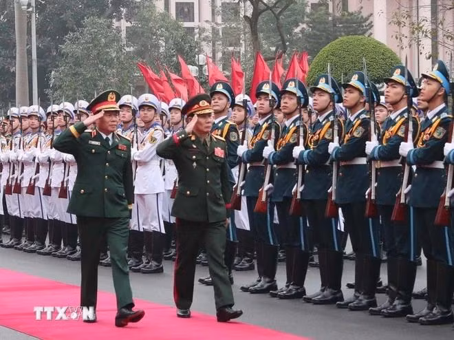General Nguyen Tan Cuong (left), Chief of the General Staff of the Vietnam People’s Army, and Lieutenant General Saichay Kommasith, Deputy Minister of National Defence and Chief of General Staff of the Lao People's Army, review the Guard of Honor of the Vietnam People's Army at the welcome ceremony for the Lao official in Hanoi on March 5. (Photo: VNA)