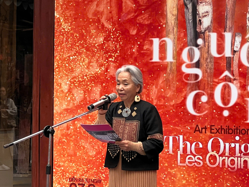 Female painter To Bich Hai at the opening ceremony