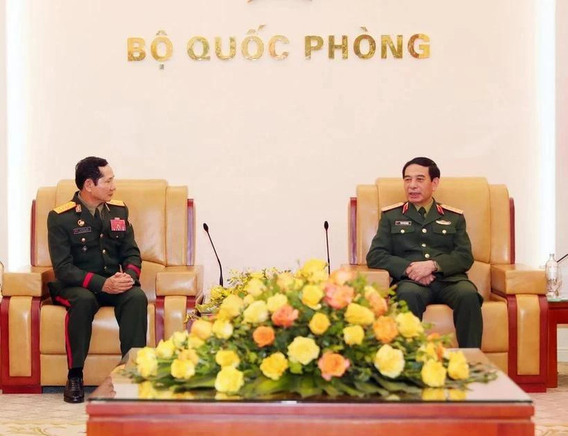 Minister of National Defence General Phan Van Giang receives Lieutenant General Saichay Kommasith, Deputy Minister of National Defence and Chief of the General Staff of the Lao People's Army on March 5. (Photo: VNA)