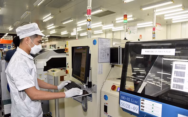 Electronic component production line at Samsung Electronics Vietnam Thai Nguyen Co., Ltd. (Photo: KHANH AN) Electronic component production line at Samsung Electronics Vietnam Thai Nguyen Co., Ltd. (Photo: KHANH AN)