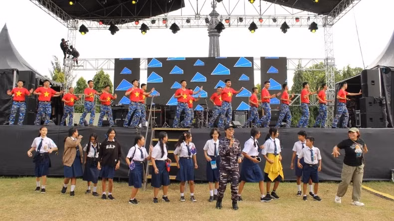 Officers and soldiers of Ship 09 participate in cultural and artistic activities within the framework of exchange activities in Bali, Indonesia.
