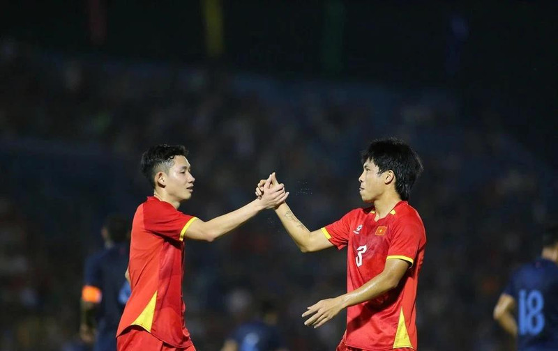 Nguyen Hai Long and Van Vi score goals for Vietnam in their 2-1 win over Cambodia in a friendly match on March 19. (Photo: thethaovanhoa.vn)