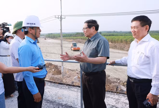 Prime Minister Pham Minh Chinh inspects the construction site of Bien Hoa – Vung Tau Expressway's section in Ba Ria - Vung Tau province on March 20. (Photo: VNA) Prime Minister Pham Minh Chinh inspects the construction site of Bien Hoa – Vung Tau Expressway's section in Ba Ria - Vung Tau province on March 20. (Photo: VNA)