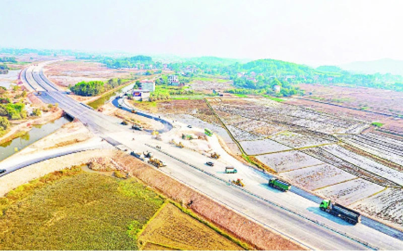 The Thai Nguyen-Bac Giang-Vinh Phuc connecting road is completed and will be put into use from the second quarter of 2025, six months earlier than scheduled.