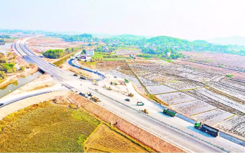 The Thai Nguyen-Bac Giang-Vinh Phuc connecting road is completed and will be put into use from the second quarter of 2025, six months earlier than scheduled.