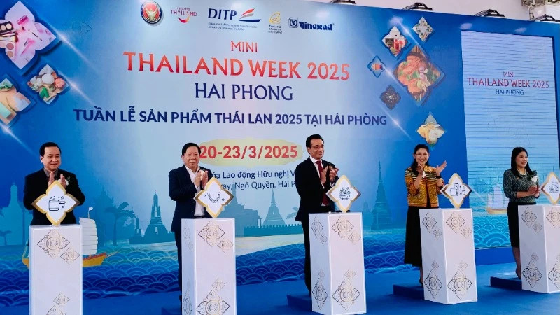 Delegates pressed the button to open Thai Product Week in Hai Phong.