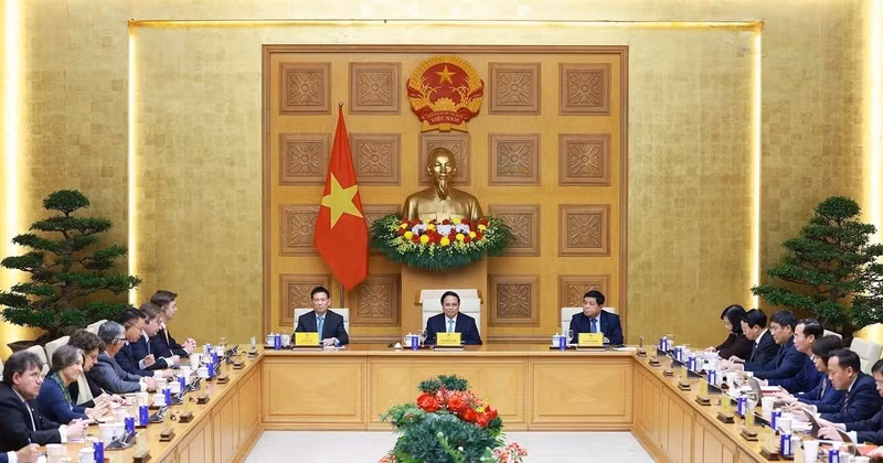 PM Pham Minh Chinh (centre) chairs the dialogue. (Photo: VNA)