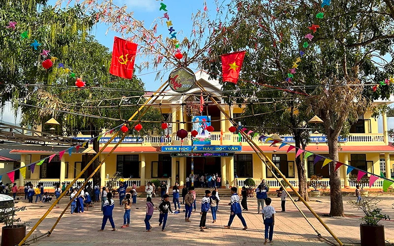 Thuan Primary School was built with a spacious design, creating motivation and encouragement for Van Kieu and Pa Co ethnic students to go to school.