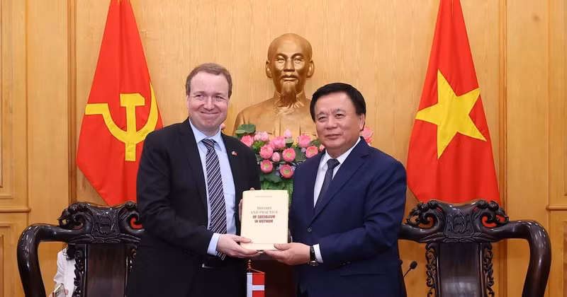 HCMA President Nguyen Xuan Thang (R) and Chairman of the Danish Parliament’s Foreign Policy Committee Michael Aastrup Jensen. (Photo: VNA)
