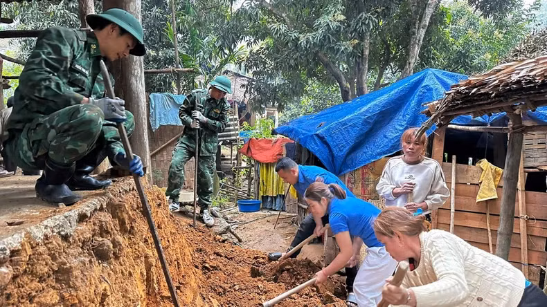 The Youth Union of Tam Quang Border Guard Station together with the Youth Union, Women's Union, and Farmers' Association of Tan Huong Village (Tam Quang Commune, Tuong Duong District) organised the groundbreaking ceremony to build a charity house for the family of Vi Cong Oanh, a poor single-parent household.