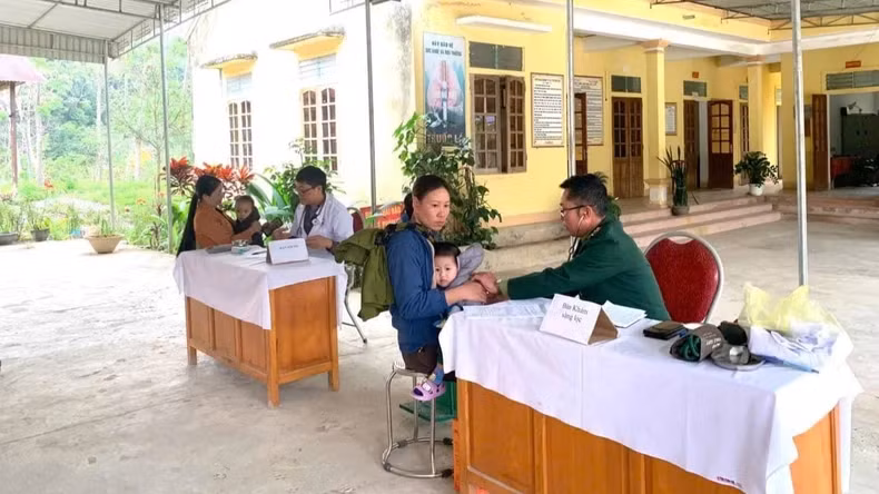 Na Loi Border Guard Station's military medical staff and Na Loi Commune Health Station organise measles vaccination for children from 1 to 6 years old and examine and provide medicine for local people.