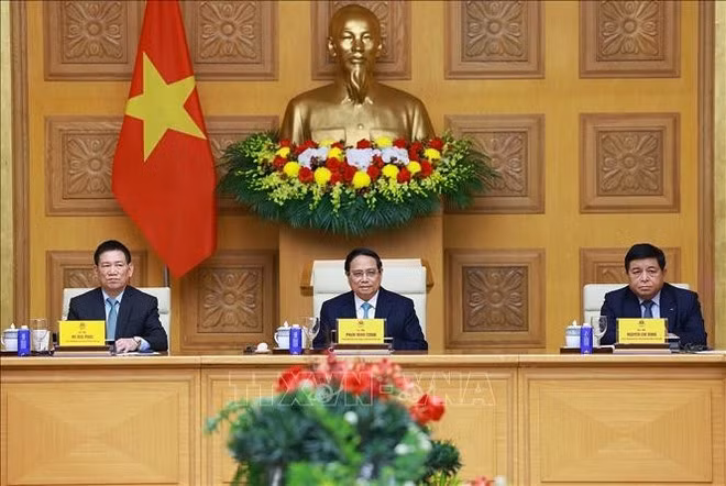 PM Pham Minh Chinh (centre) and Deputy PMs Ho Duc Phoc (left) and Nguyen Chi Dung (right) at the dialogue. (Photo: VNA)