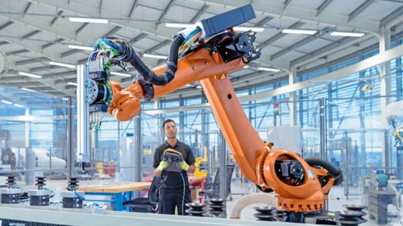 Automation helps businesses improve their competitiveness. (Photo: HAI ANH)