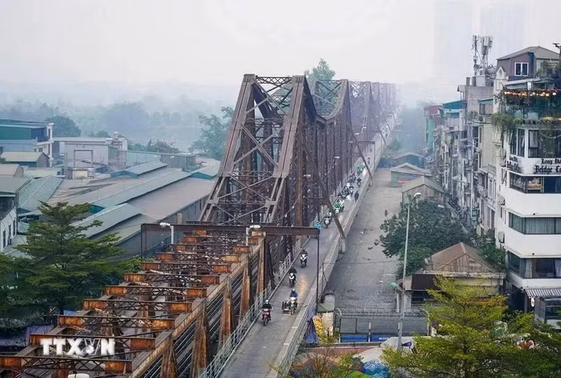 Long Bien bridge serves as a vital transport route and popular tourist attraction. (Photo: VNA)