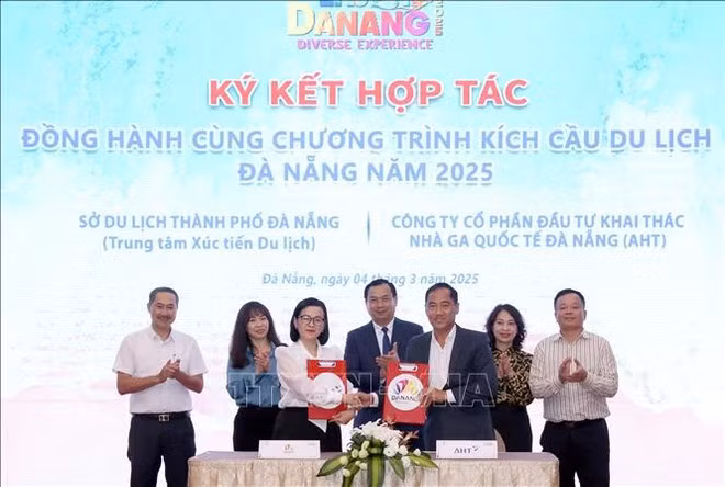 Tourism businesses affirms commitment to accompany the implementation of the stimulus programme to lure visitors to the central city of Da Nang in 2025. (Photo: VNA)