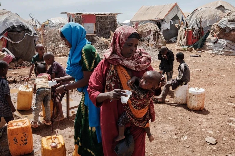 Refugees at a makeshift camp in Baidoa, Somalia. (Photo: AFP/VNA)
