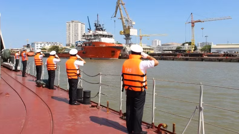 Ship 09 docks at Brigade 171 Port.