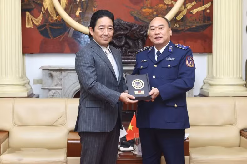 Lieutenant General Le Quang Dao, Commander of the Vietnam Coast Guard, presents a souvenir to Ishikawa Isamu, Deputy Ambassador of Japan to Vietnam.