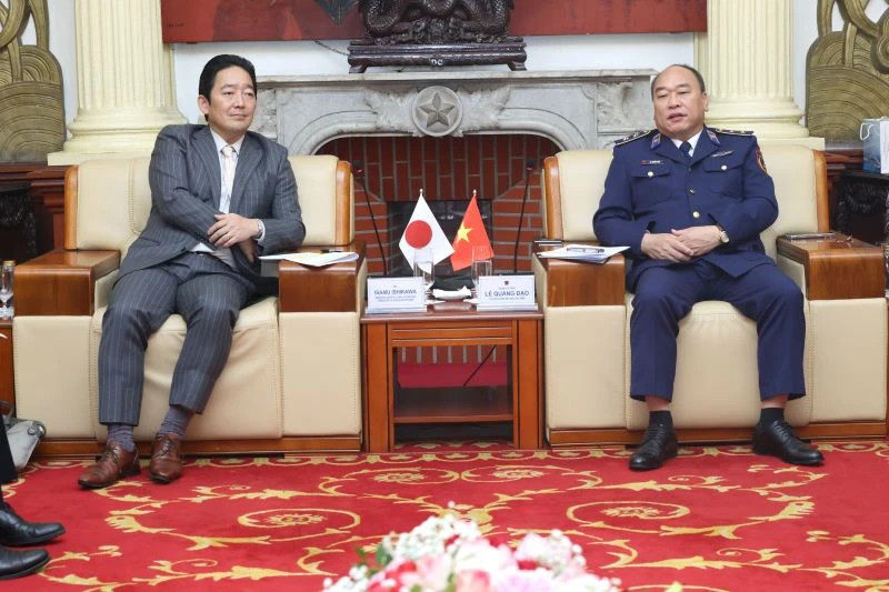 Lieutenant General Le Quang Dao (R), Commander of the Vietnam Coast Guard, received Deputy Ambassador of Japan to Vietnam Ishikawa Isamu.