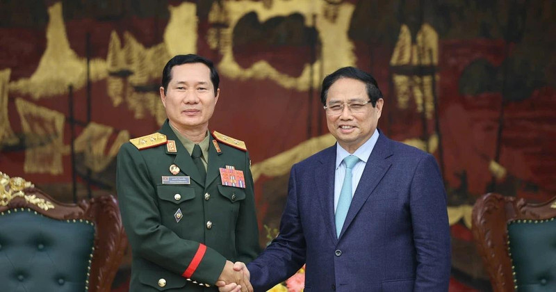 PM Pham Minh Chinh (R) and Lao Deputy Minister of National Defence and Chief of the General Staff of the Lao People’s Army (LPA) Lieut. Gen. Saichay Kommasith. (Photo: VNA)