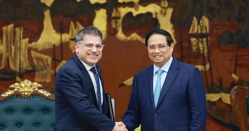 PM Pham Minh Chinh (R) and Chairman and General Director of AstraZeneca Vietnam Nitin Kapoor (Photo: VNA)
