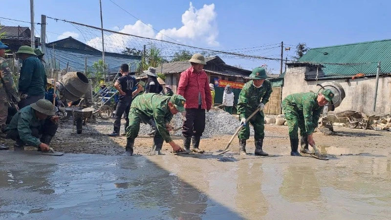 Officers and soldiers of Na Ngoi Border Guard Station and local people built a concrete yard for the Phu Kha 2 Village cultural house, Na Ngoi Commune, Ky Son District, on March 12.