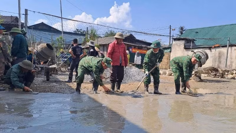 Officers and soldiers of Na Ngoi Border Guard Station and local people built a concrete yard for the Phu Kha 2 Village cultural house, Na Ngoi Commune, Ky Son District, on March 12.