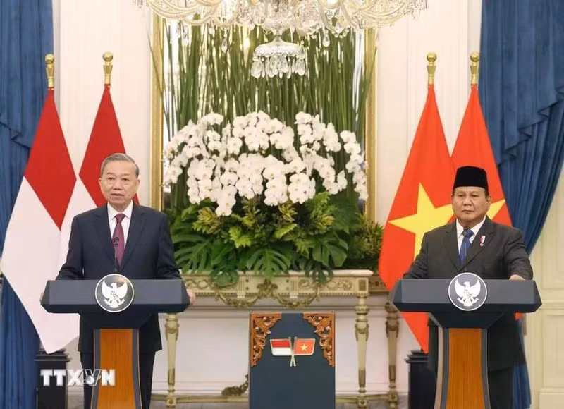 Party General Secretary To Lam (L) and President of Indonesia and Chairman of the Great Indonesia Movement Party (Gerindra) Prabowo Subianto meet with the press. (Photo: VNA)