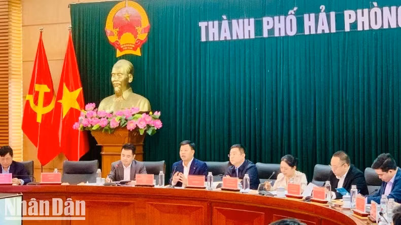 Delegates chairing the meeting.