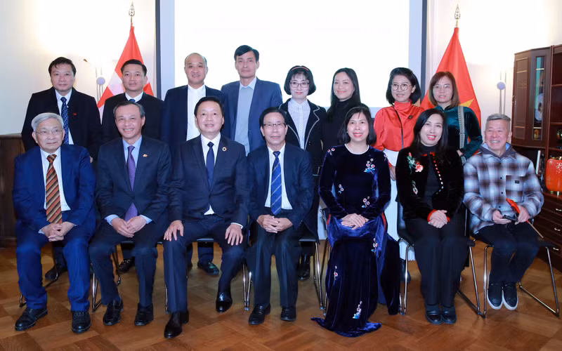 At the meeting between Deputy PM Tran Hong Ha (third from left) and representatives of the Vietnamese community in Denmark. (Photo: VGP)