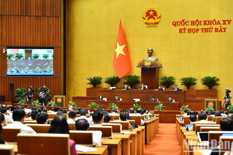 National Assembly deputies discuss issues on socio-economic development and State budget on May 29. (Photo: NDO/Thuy Nguyen)