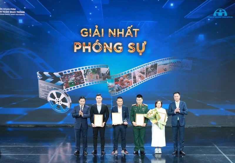 First prize winners in the reportage category honoured at the ceremony 