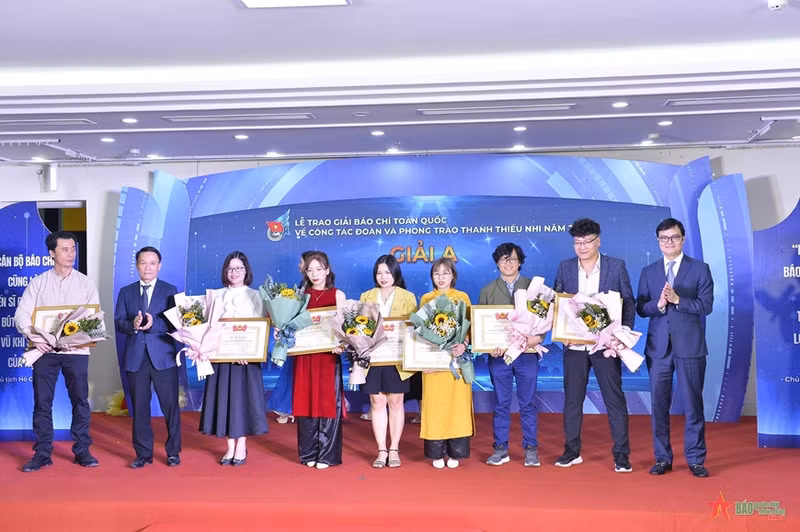 First prize winners honoured at the ceremony (Photo: qdnd.vn)
