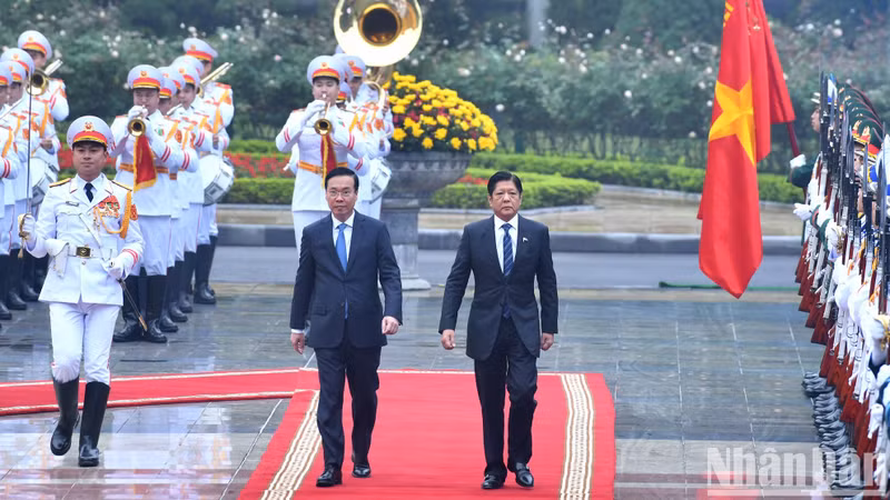 President Vo Van Thuong and his visiting Philippine counterpart Ferdinand Romualdez Marcos Jr. inspect the guard of honour in Hanoi. (Photo: NDO)