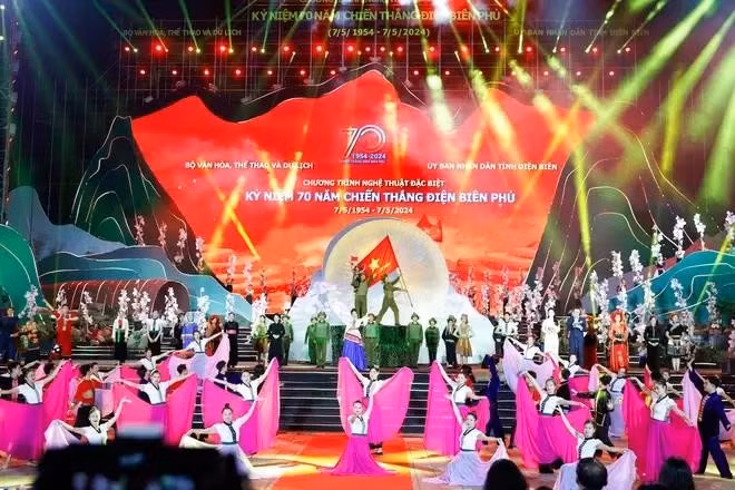 At an art programme that forms part of activities to celebrate the 70th anniversary of the Dien Bien Phu Victory. (Photo: VNA)