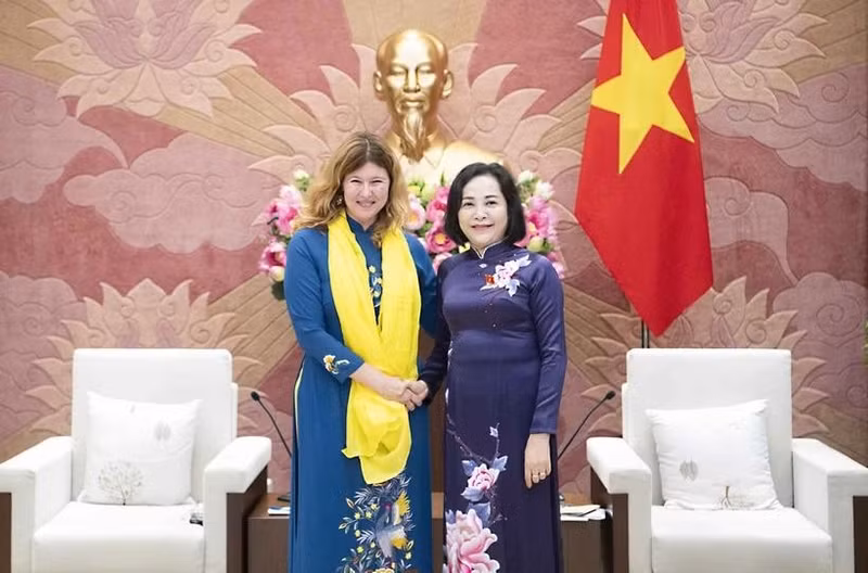 Vice Chairwoman of the National Assembly (NA) of Vietnam Nguyen Thi Thanh (right) meets with UNICEF Representative to Vietnam Silvia Danailov. (Photo: quochoi.vn)