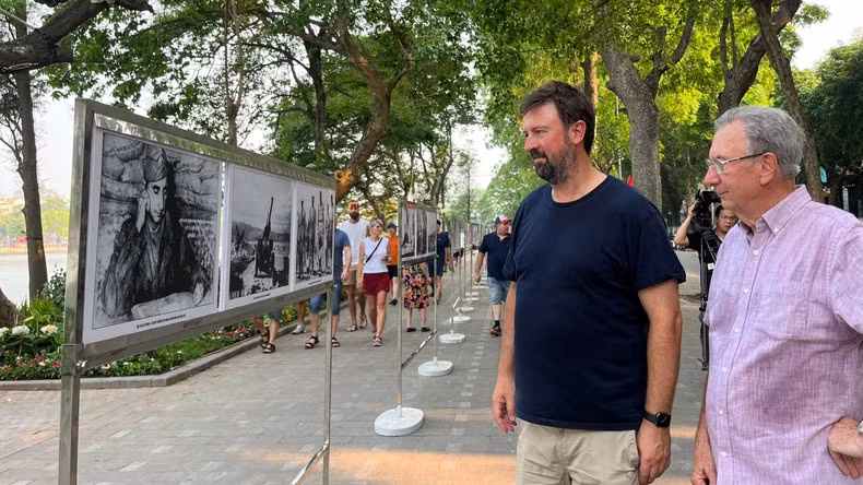 Foreign visitors admire photos on display at the exhibition 