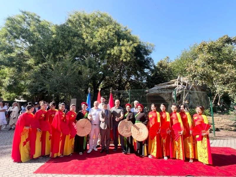 At the inauguration ceremony of the space dedicated to Vietnam, called “Goc Vietnam (Vietnamese corner)” in Odessa, Ukraine. (Photo: Published by VNA)