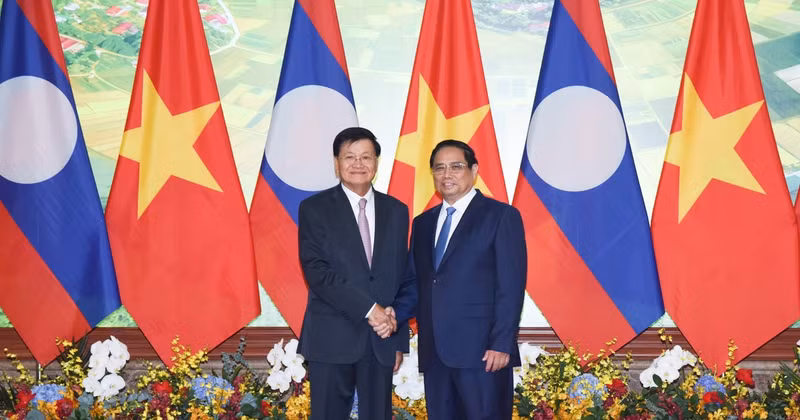 Prime Minister Pham Minh Chinh (R) and Party General Secretary and President of Laos Thongloun Sisoulith.
