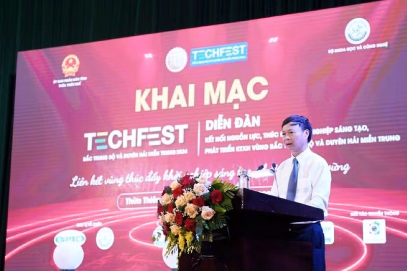 Deputy Minister of Science and Technology Hoang Minh speaking at the opening ceremony