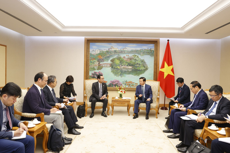 Deputy PM Tran Hong Ha (right) and JBIC Managing Director Tanimoto Masayuki at the meeting in Hanoi on March 29 (Photo: VNA)