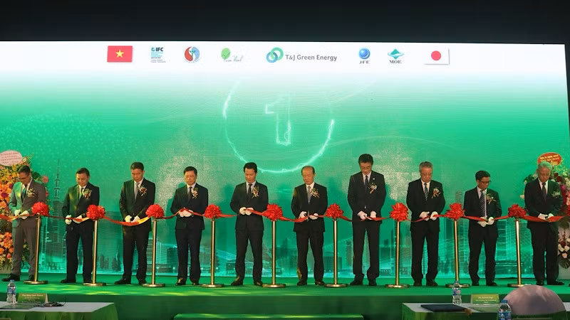 Delegates at the opening ceremony of the waste-to-energy plant in Ngu Thai commune, Thuan Thanh town, Bac Ninh province. (Photo: NDO)