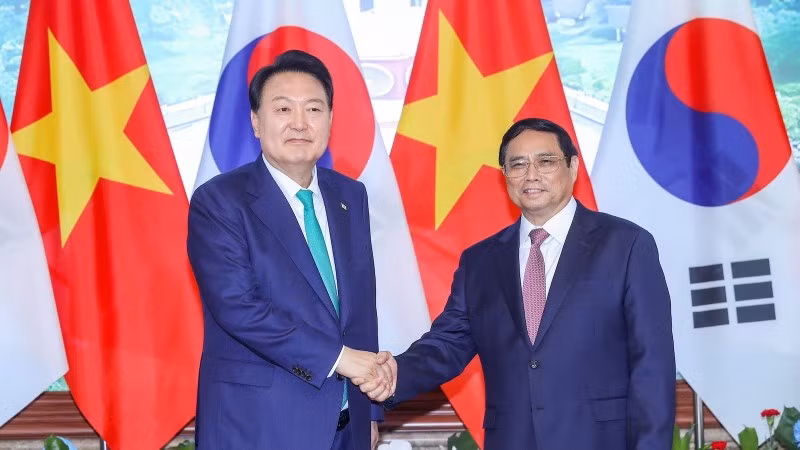 Prime Minister Pham Minh Chinh (R) meets with RoK President Yoon Suk Yeol, on the latter’s State visit to Vietnam in June 2023. (Photo: VPG)