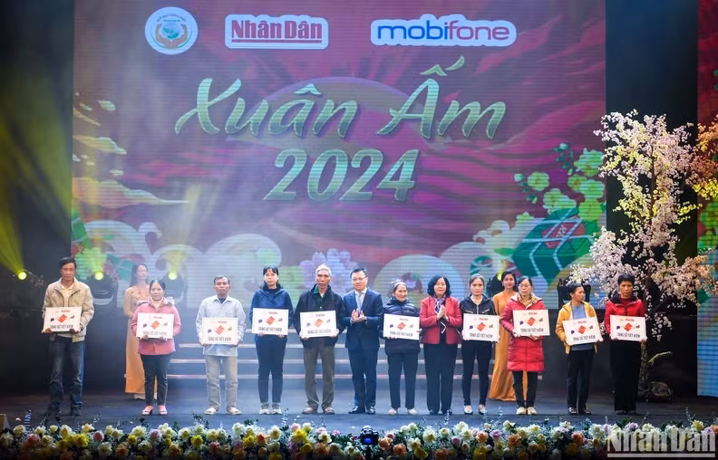 Gifts presented to policy beneficiary families and poor households at the “Xuan am” (Warm spring) programme held in December 2023 by Nhan Dan TV and the “Quy Hat giong Viet” (Vietnamese Seed Fund)