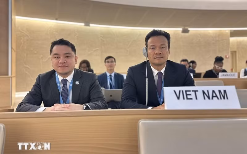 Ambassador Mai Phan Dung (R), Permanent Representative of Vietnam to the United Nations (UN), World Trade Organisation, and other international organisations in Geneva (Photo: VNA)