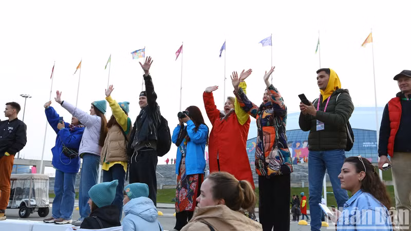 Taking place in Sochi from March 1 to 7, World Youth Festival brings together around 20,000 people from more than 180 countries and territories around the world. The festival features around 800 events, attracting the participation of 1,500 speakers and hundreds of professional athletes, artists, designers, and craftsmen.