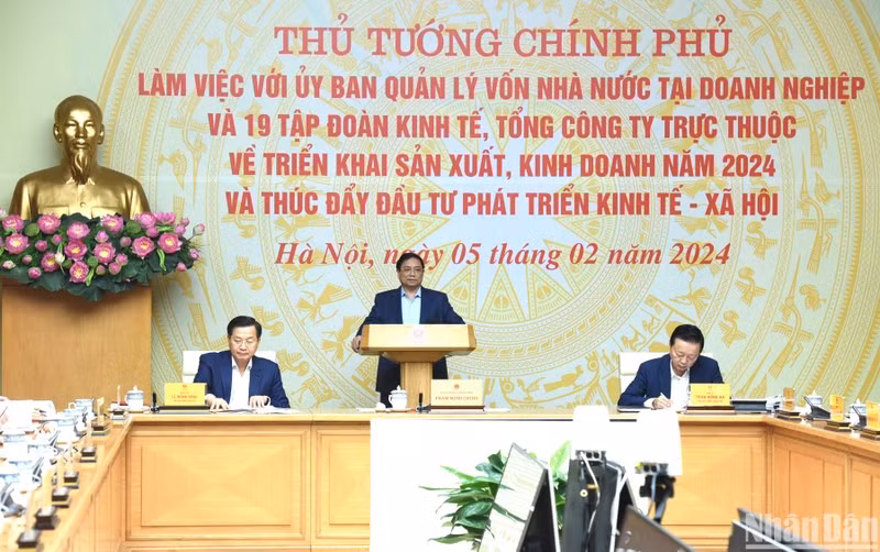 Prime Minister Pham Minh Chinh (standing) addresses the working session with the Commission for Management of State Capital at Enterprises (CMSC) and 19 groups and corporations under the commission's management on February 5 (Photo: NDO)